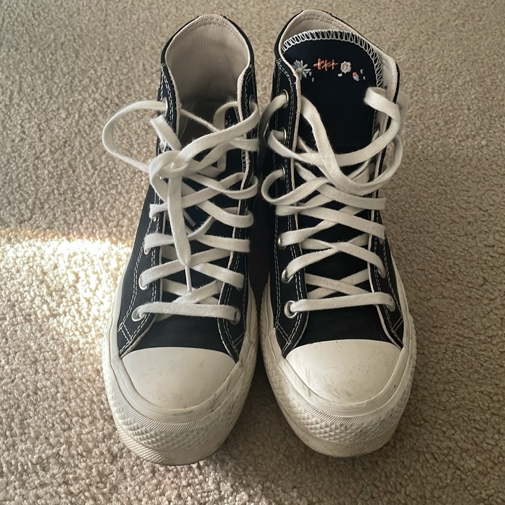 Converse chuck taylor all star loft platform. Special ed with flowers. US size 6